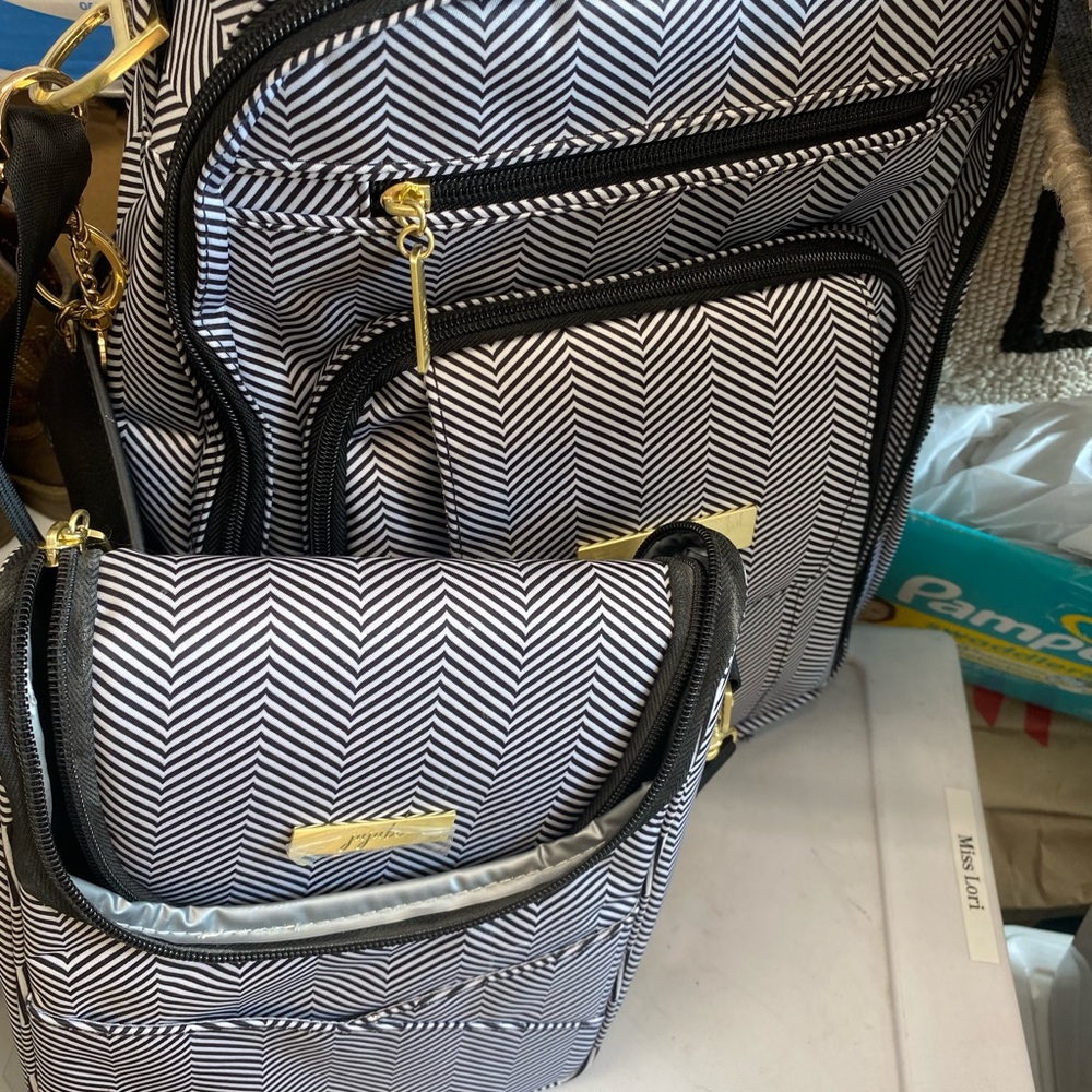 Stylish Black and White Chevron Women's Bag Set